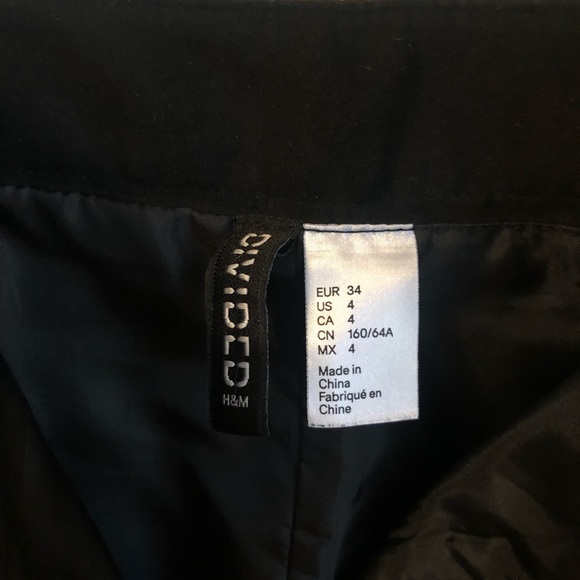 Black zip-up A-line skirt - Picture 4 of 4